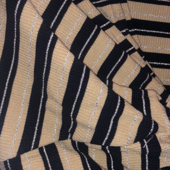 Twist Front Crop Top - Picture 2 of 2